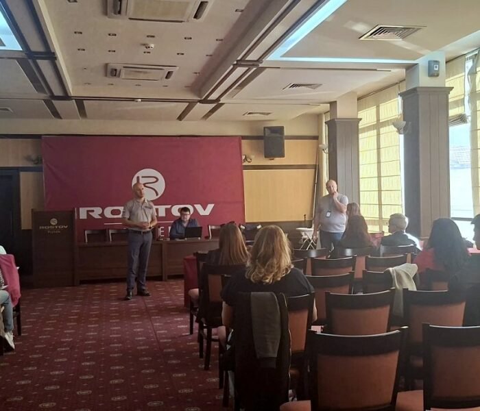 Представител на пожарната безопасност пред участниците