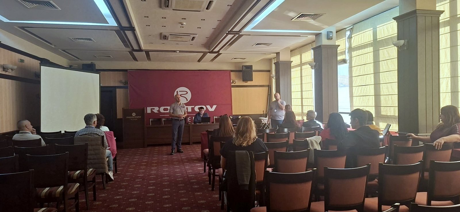 Представител на пожарната безопасност пред участниците